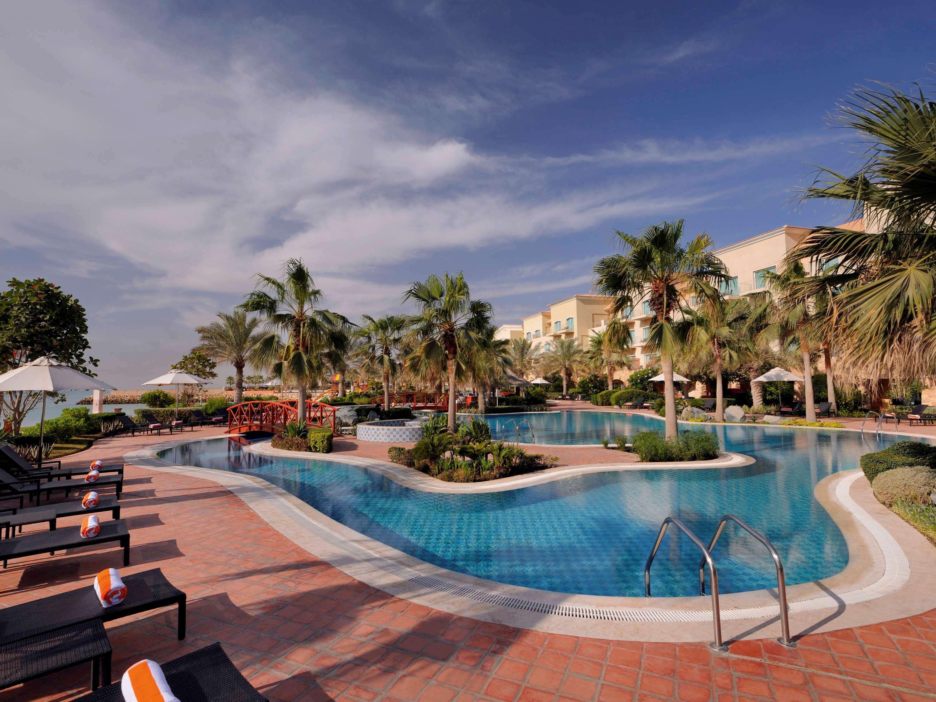Moevenpick Hotel & Resort Al Bida'A Salmiya Bagian luar foto The swimming pool at Jumeirah Creekside