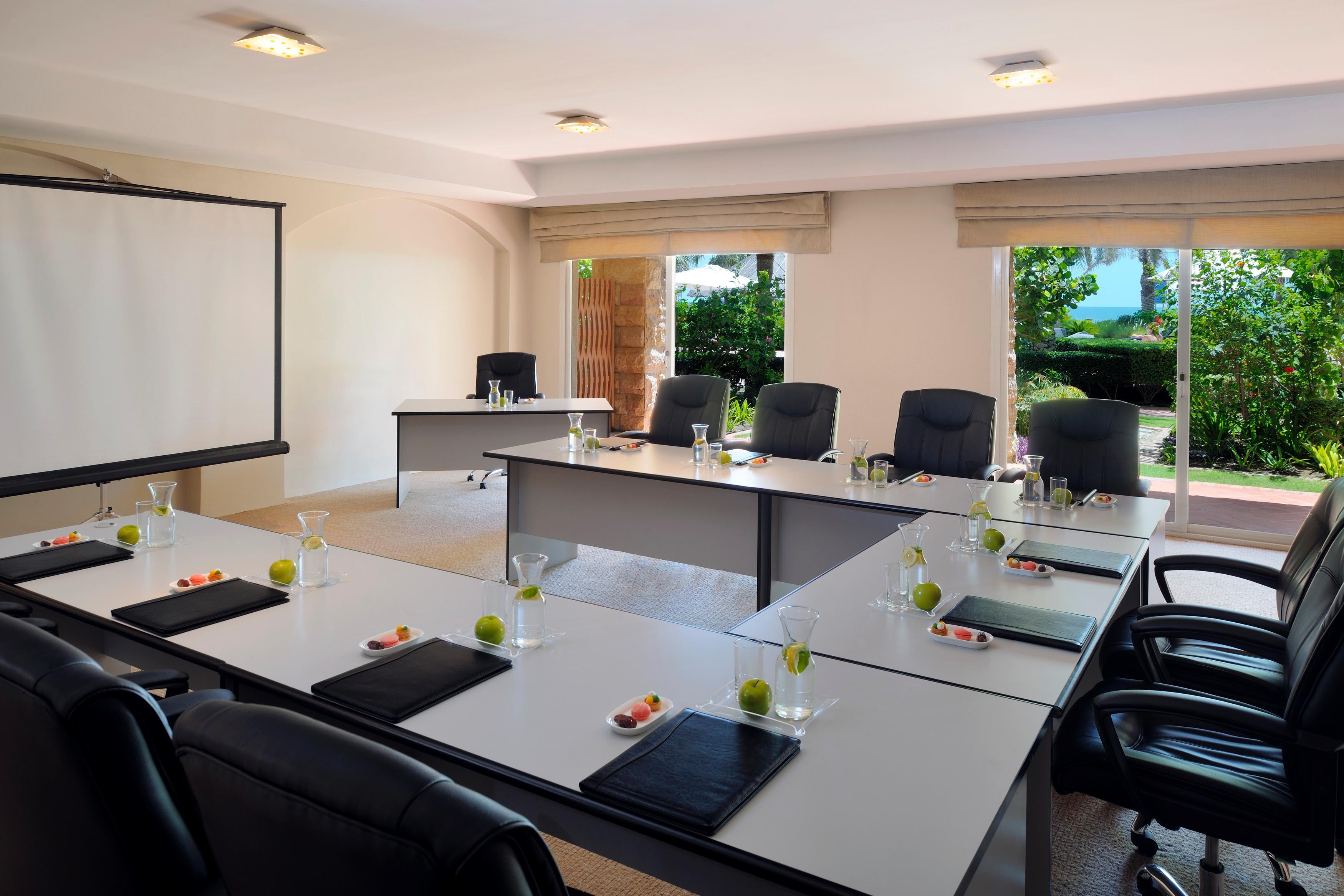 Moevenpick Hotel & Resort Al Bida'A Salmiya Bagian luar foto Meeting room at the hotel
