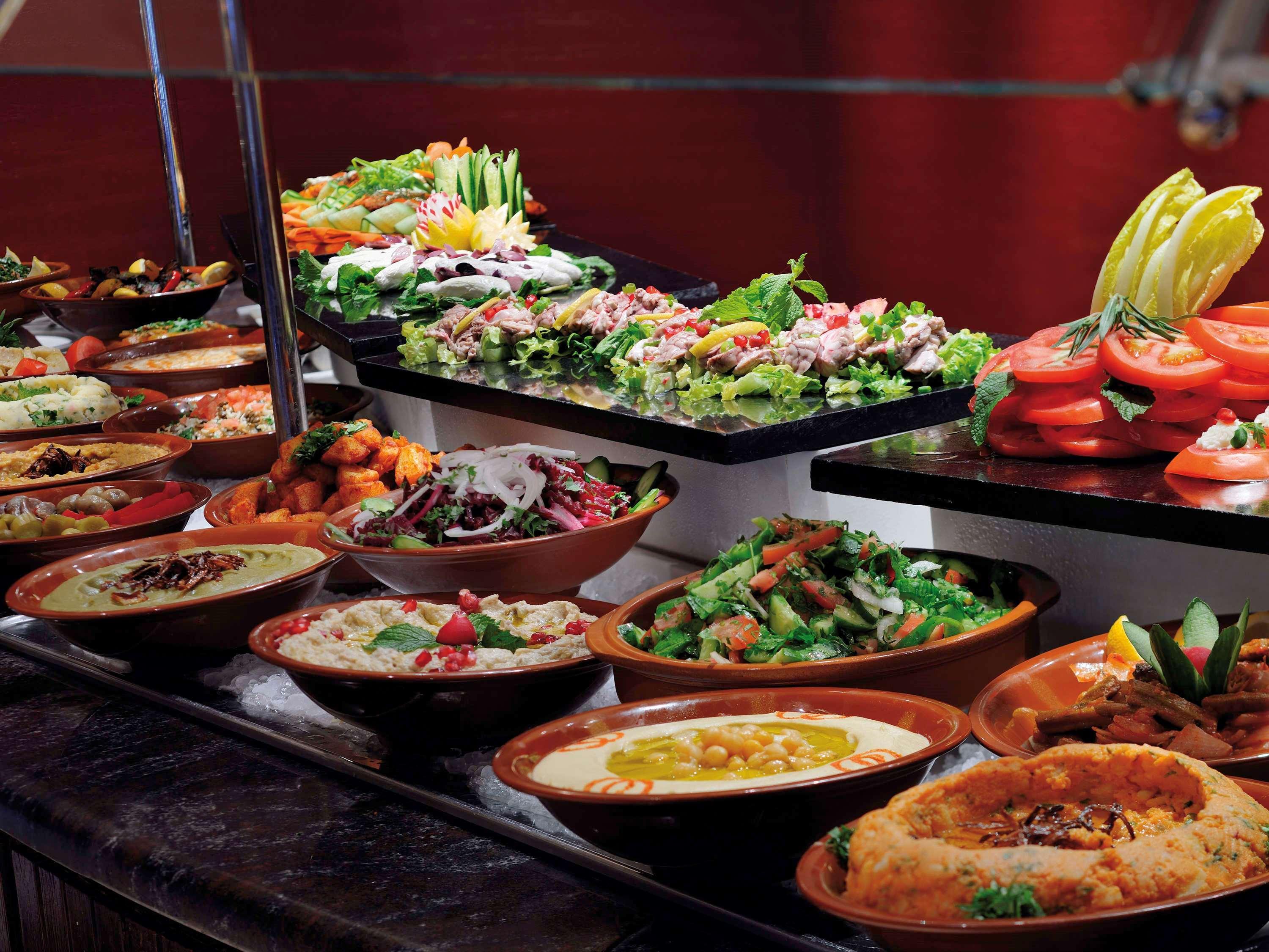 Moevenpick Hotel & Resort Al Bida'A Salmiya Bagian luar foto A selection of Middle Eastern cuisine