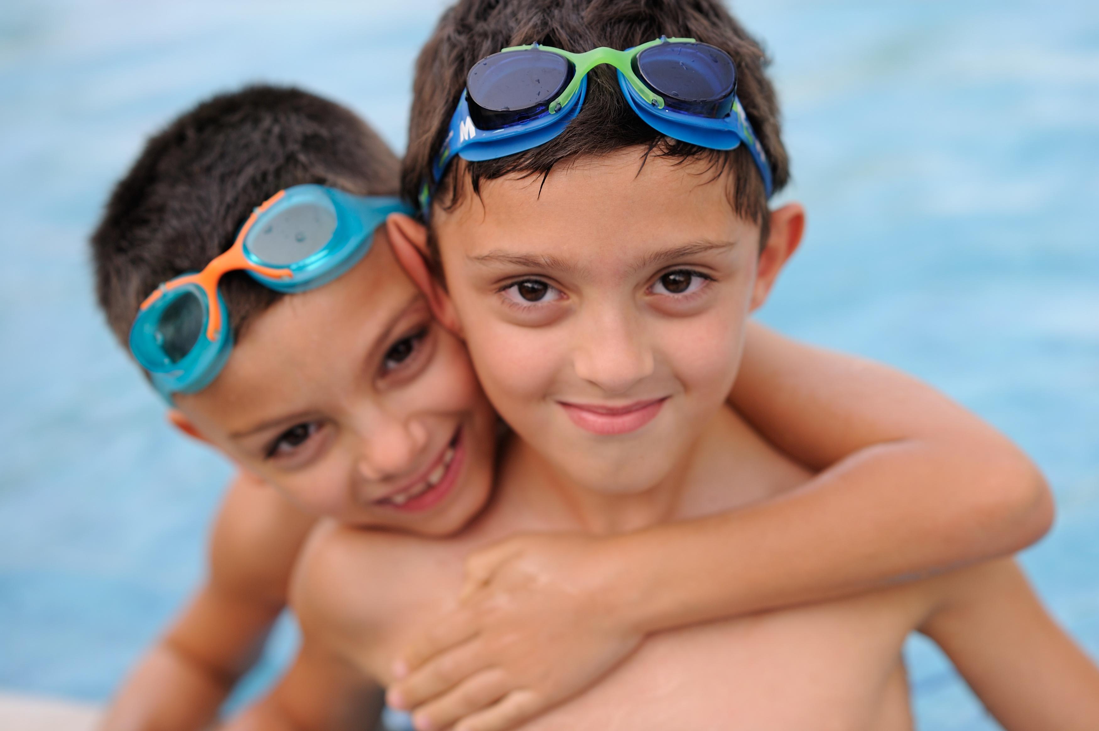 Moevenpick Hotel & Resort Al Bida'A Salmiya Bagian luar foto Two boys wearing swim goggles