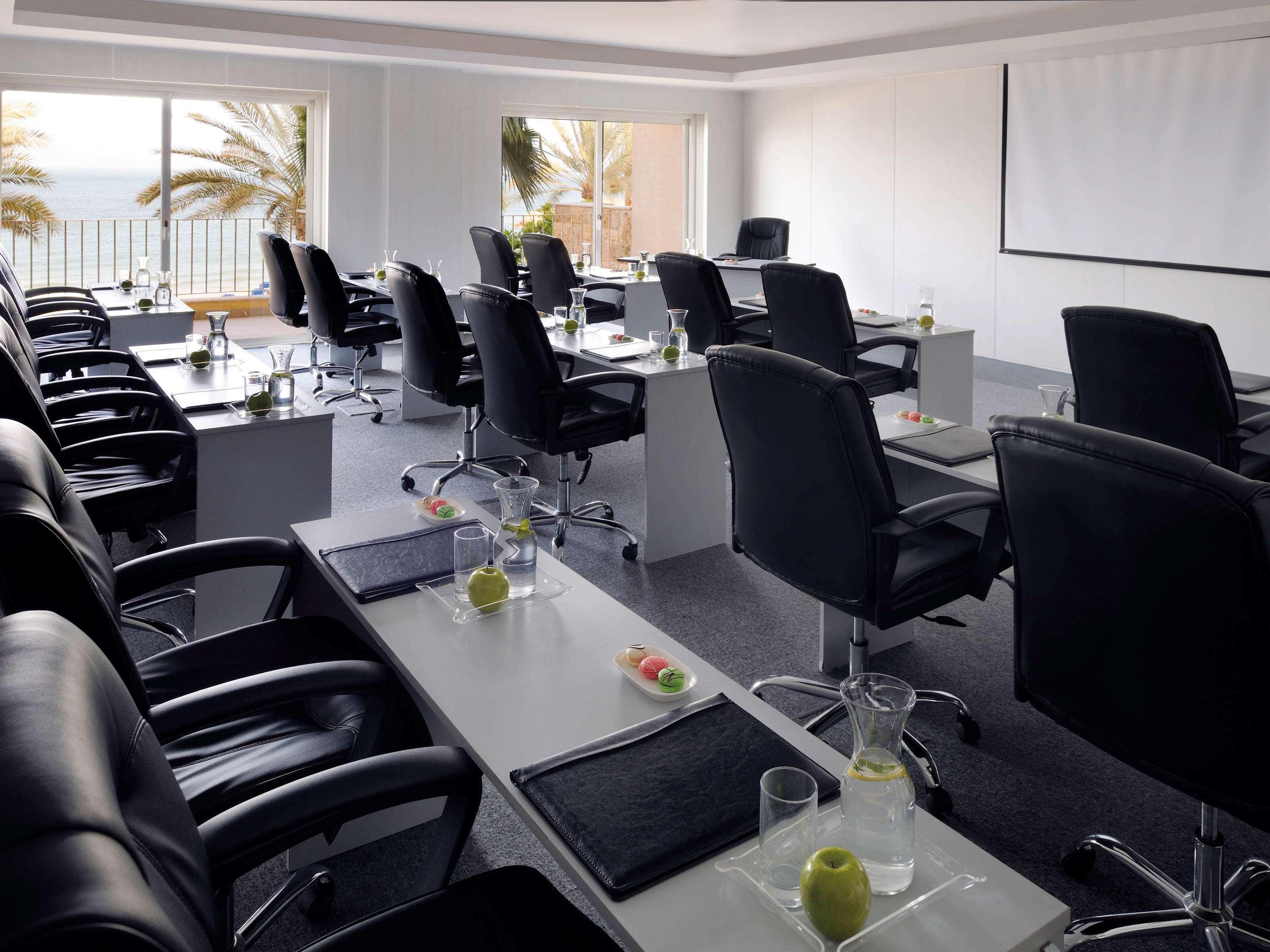Moevenpick Hotel & Resort Al Bida'A Salmiya Bagian luar foto Meeting room