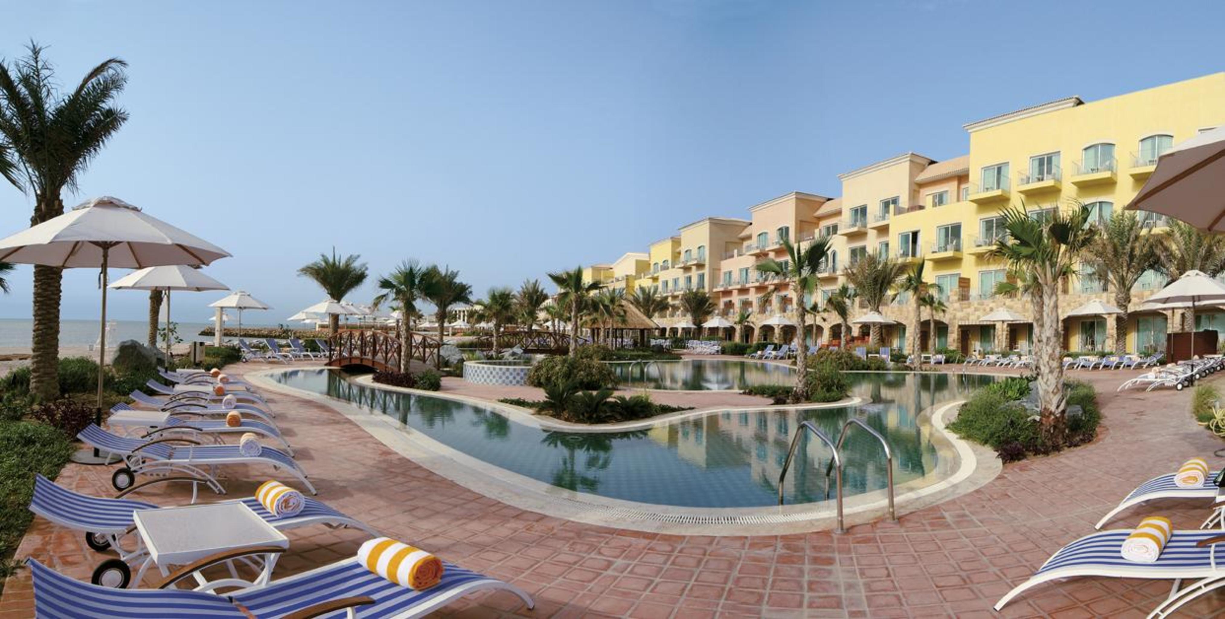 Moevenpick Hotel & Resort Al Bida'A Salmiya Bagian luar foto The swimming pool at the resort