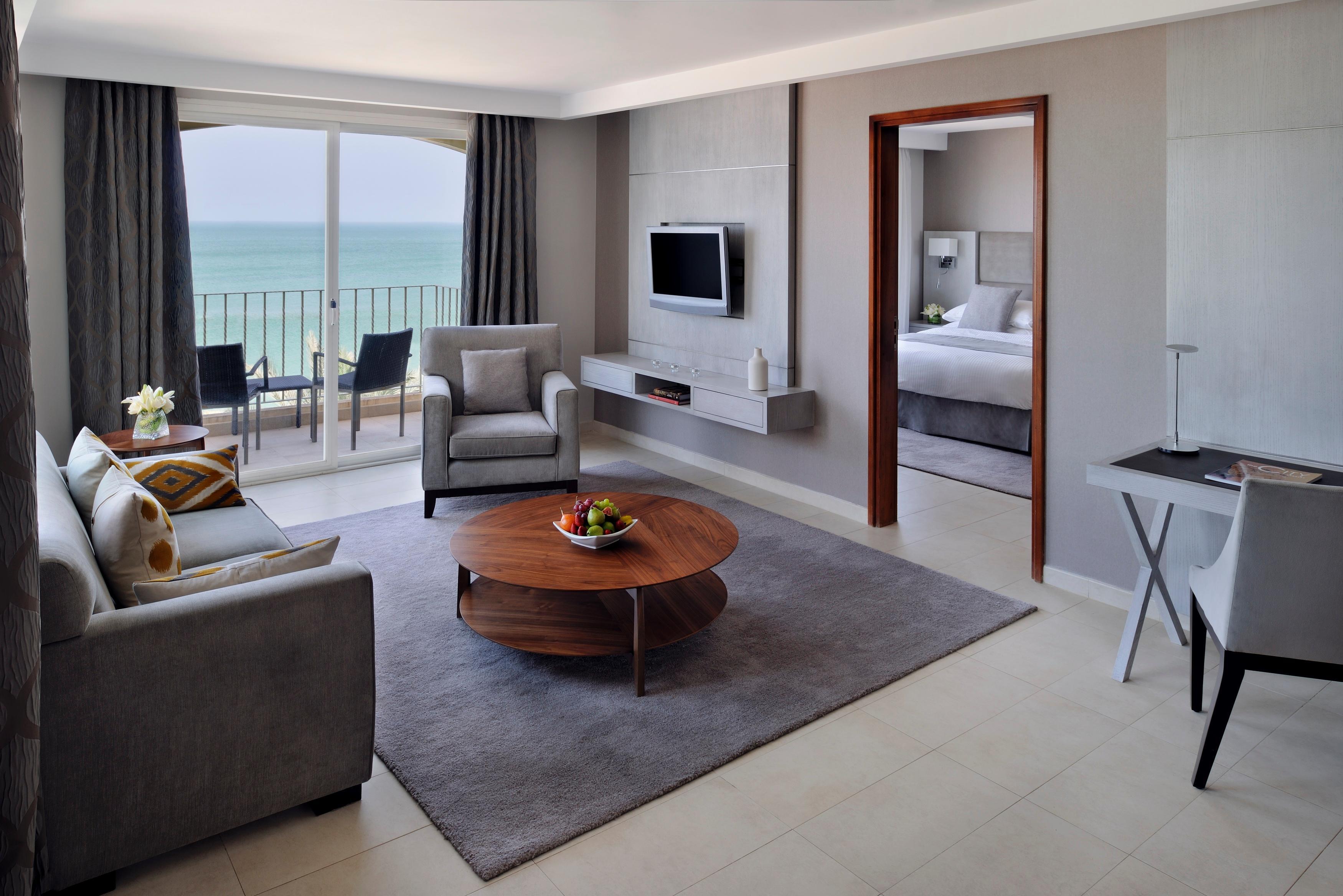 Moevenpick Hotel & Resort Al Bida'A Salmiya Bagian luar foto A suite at the hotel
