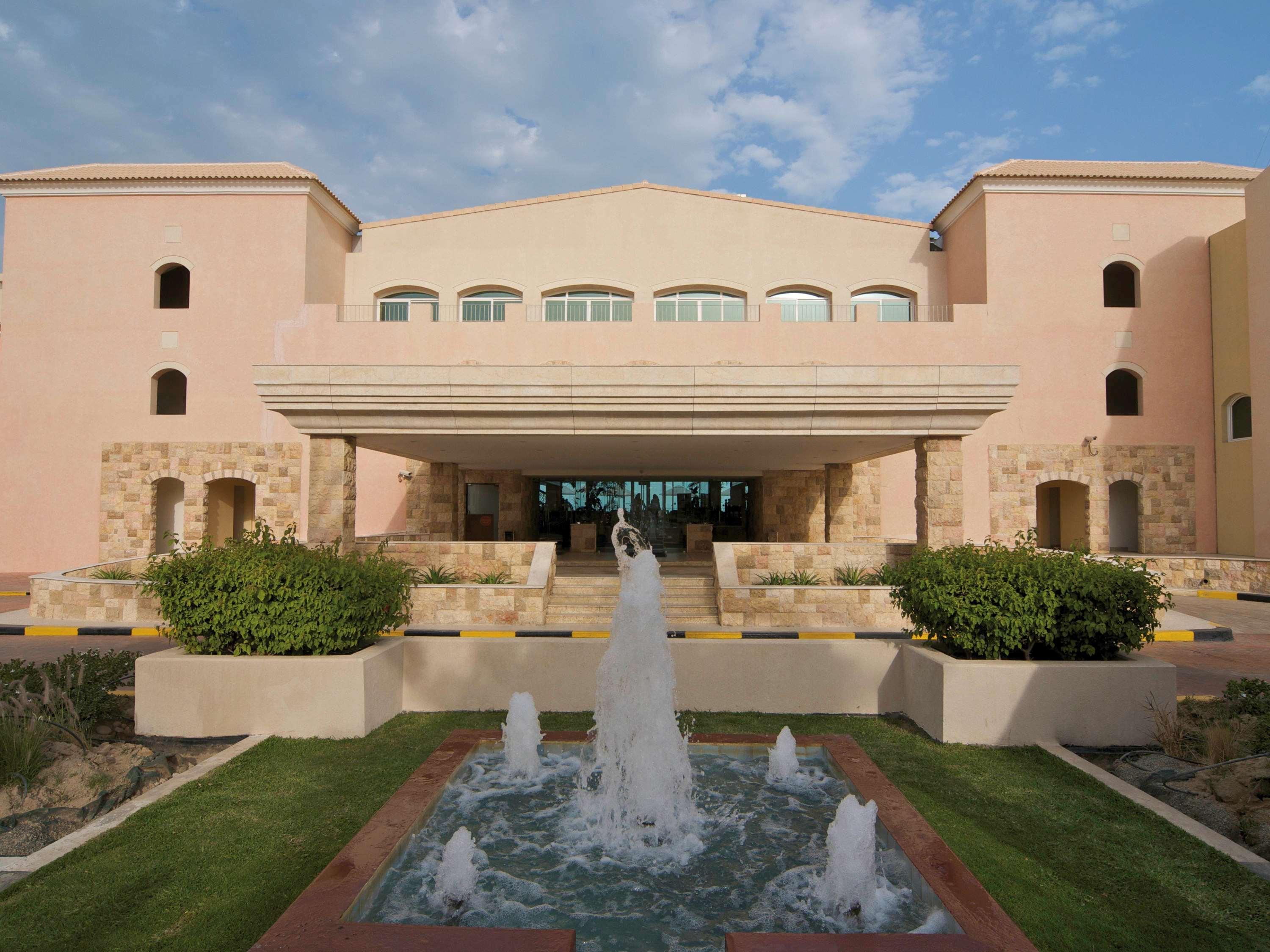 Moevenpick Hotel & Resort Al Bida'A Salmiya Bagian luar foto The University of Texas at Tyler