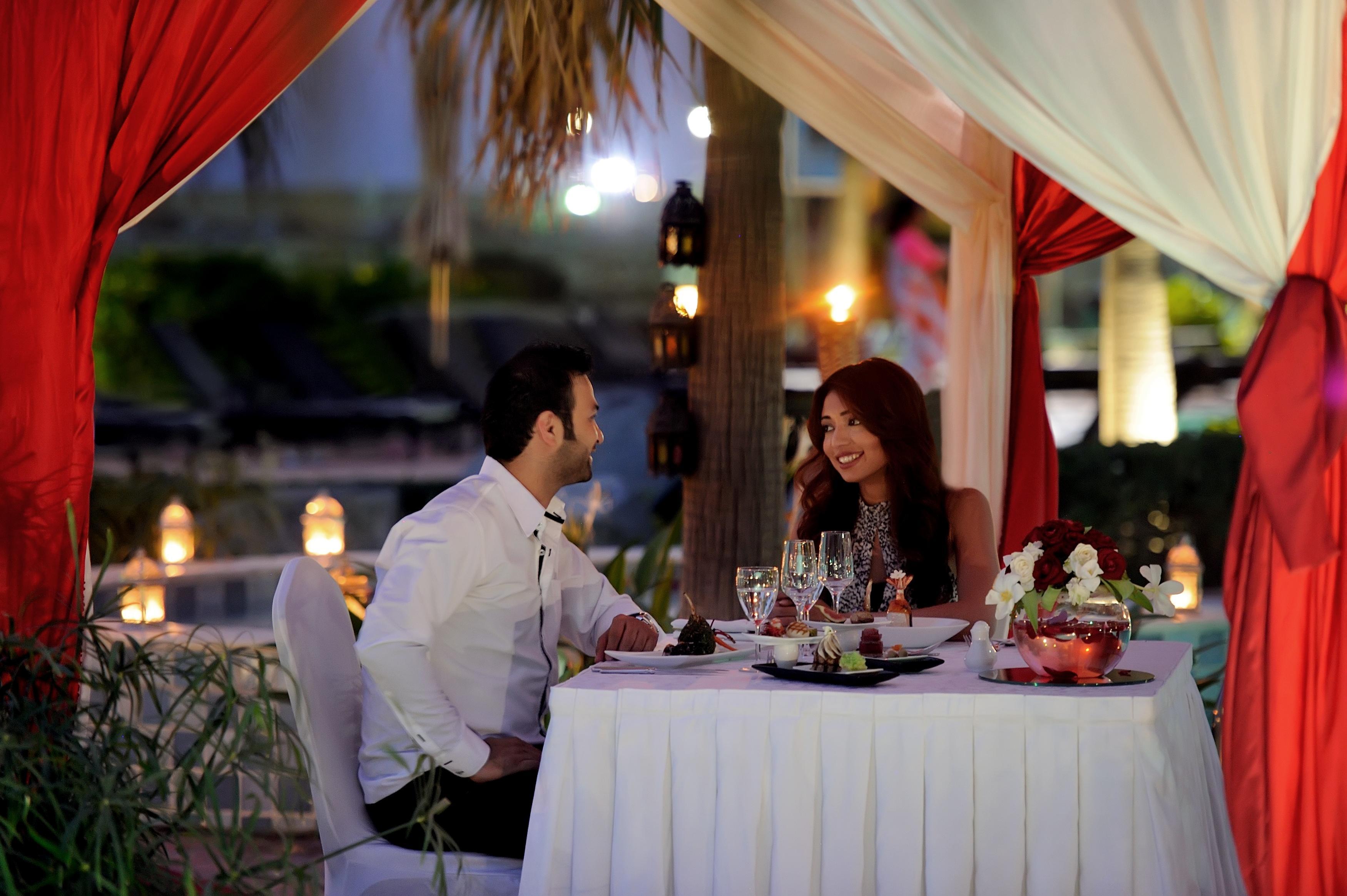Moevenpick Hotel & Resort Al Bida'A Salmiya Bagian luar foto A couple dining at a restaurant