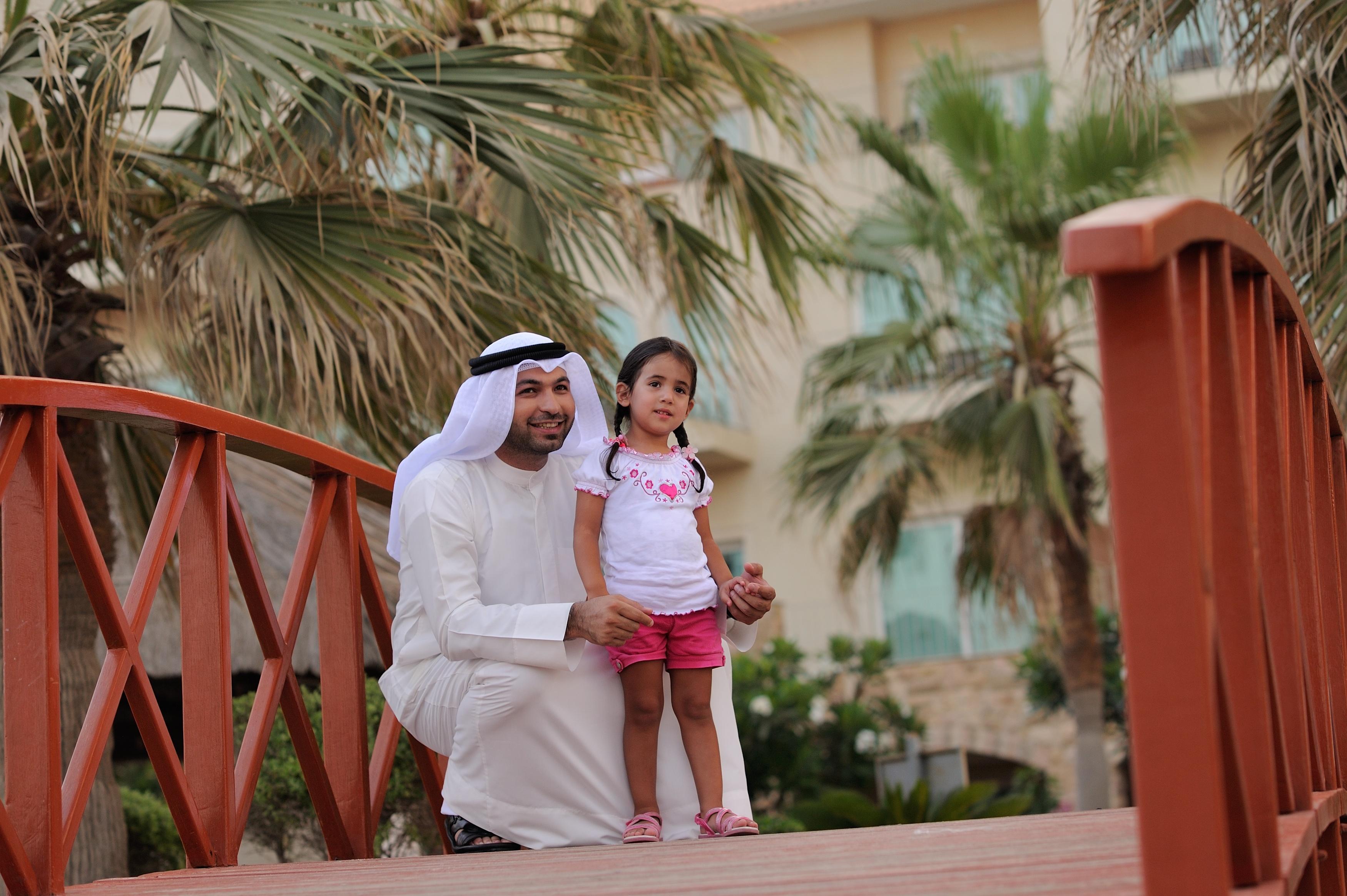 Moevenpick Hotel & Resort Al Bida'A Salmiya Bagian luar foto A father and daughter in Al-Shaqra, Saudi Arabia