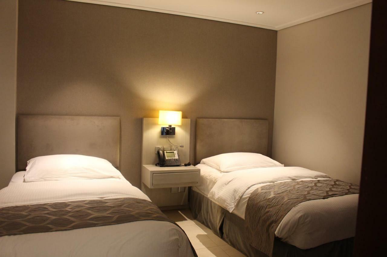 Moevenpick Hotel & Resort Al Bida'A Salmiya Bagian luar foto A room at the hotel