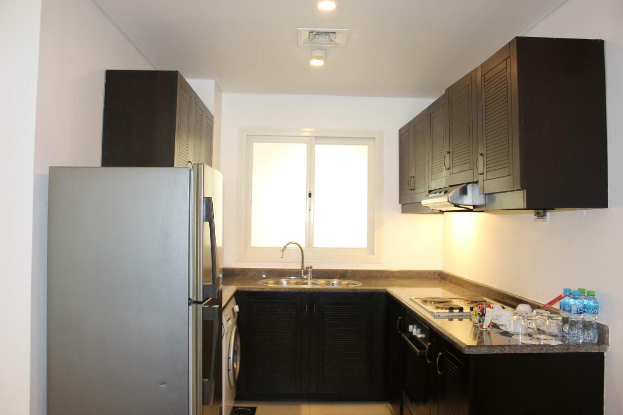 Moevenpick Hotel & Resort Al Bida'A Salmiya Bagian luar foto A typical kitchen in a residential apartment