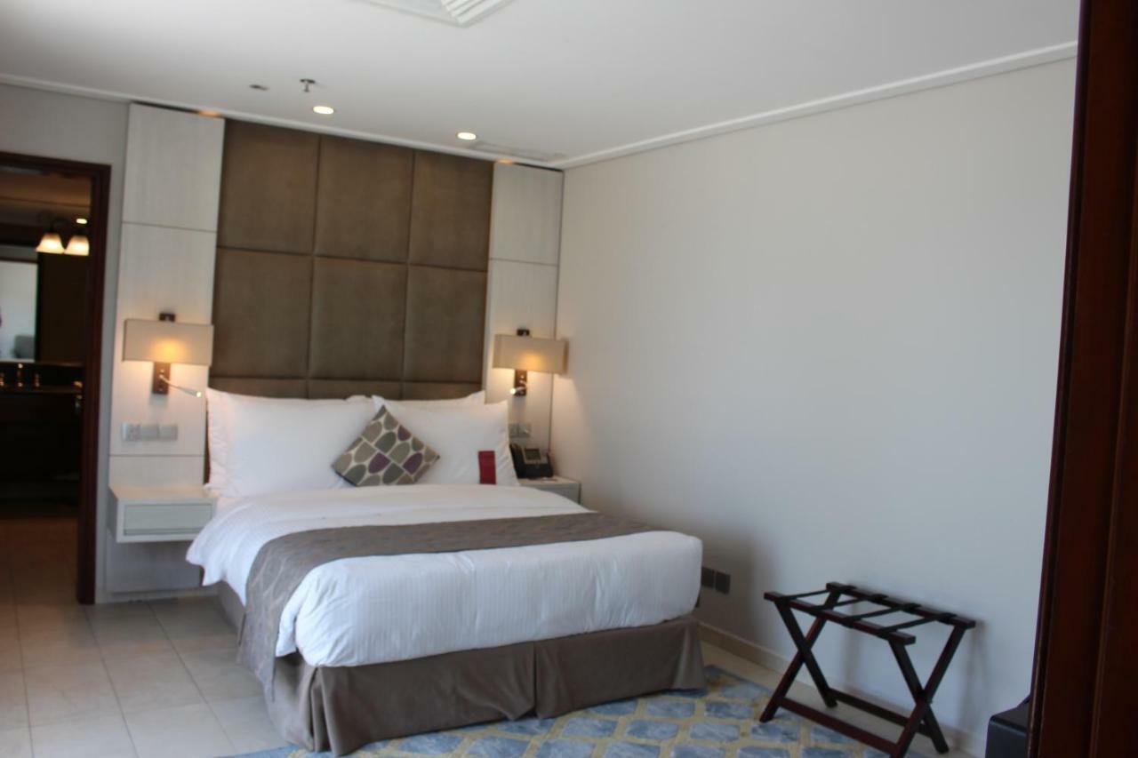 Moevenpick Hotel & Resort Al Bida'A Salmiya Bagian luar foto A bedroom at the hotel