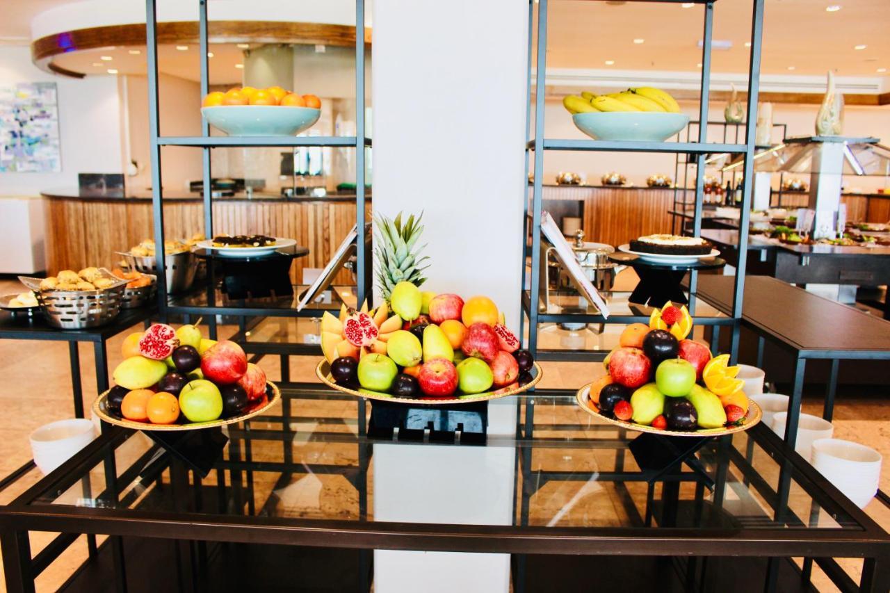 Moevenpick Hotel & Resort Al Bida'A Salmiya Bagian luar foto Fruit display at a buffet